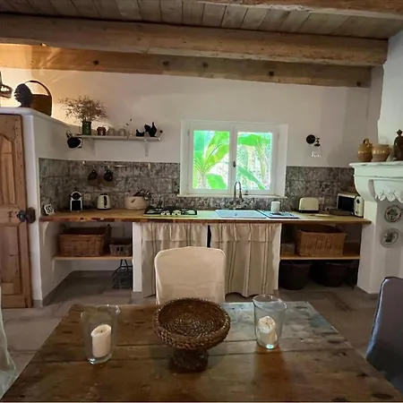 Une Maison Dans Un Mas *