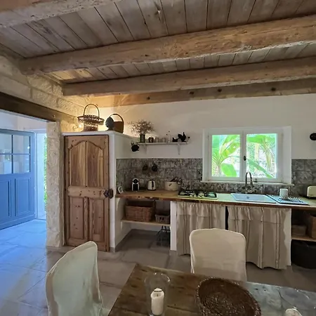 Holiday home Une Maison Dans Un Mas Vauvert
