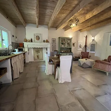 Une Maison Dans Un Mas *